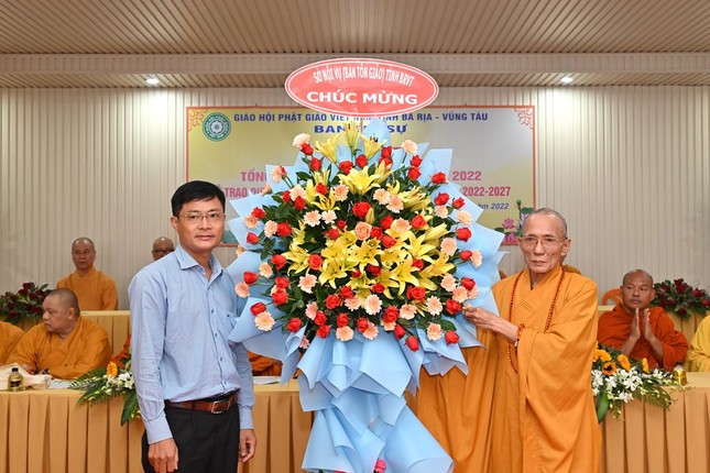 Ban Tôn giáo tỉnh tặng hoa chúc mừng