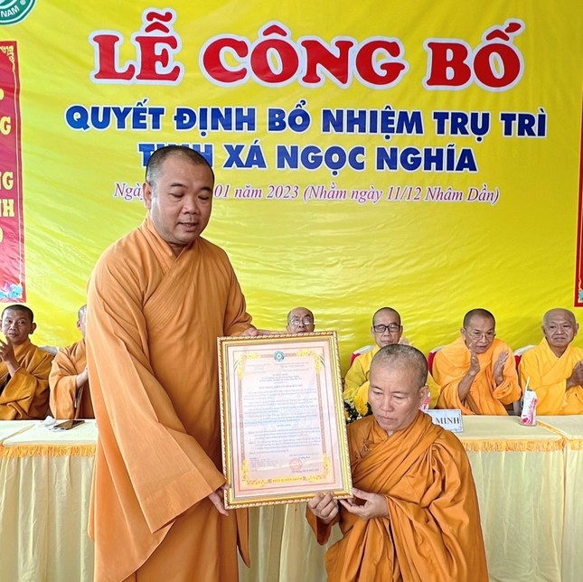 Thượng tọa Thích Trí Thọ trao quyết định bổ nhiệm trụ trì tịnh xá Ngọc Nghĩa đến Sư cô Thích nữ Liên Hiền Thượng tọa Thích Trí Thọ trao quyết định bổ nhiệm trụ trì tịnh xá Ngọc Nghĩa đến Sư cô Thích nữ Liên Hiền