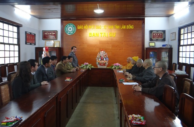 Ông Phạm S thay mặt Tỉnh ủy, HĐND, UBND, Ủy ban MTTQVN tỉnh chúc Tết đến chư tôn đức