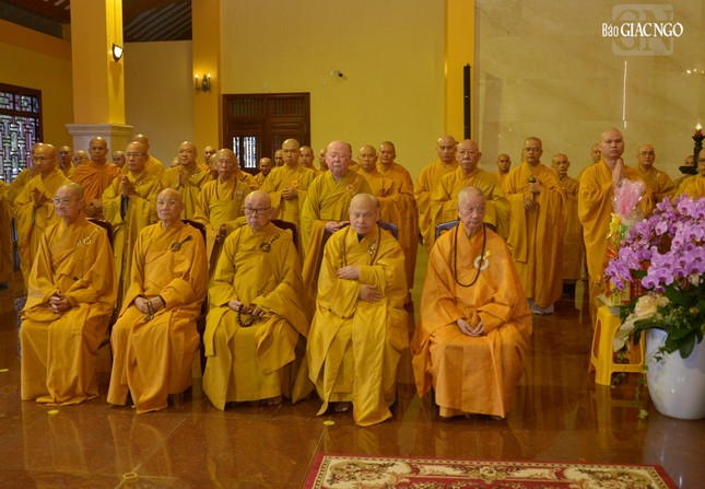 Đức Pháp chủ cùng chư tôn giáo phẩm Hội đồng Chứng minh Đức Pháp chủ cùng chư tôn giáo phẩm Hội đồng Chứng minh