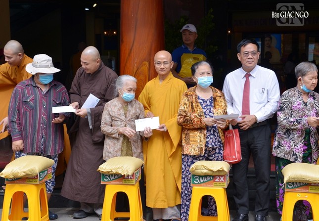 Thượng tọa Thích Thiện Quý, Đại đức Thích Minh Phú, ông Nguyễn Duy Tân trao quà đến bà con Thượng tọa Thích Thiện Quý, Đại đức Thích Minh Phú, ông Nguyễn Duy Tân trao quà đến bà con