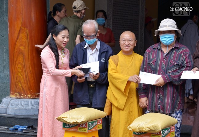 Bà Phan Kiều Thanh Hương trao quà đến bà con khó khăn Bà Phan Kiều Thanh Hương trao quà đến bà con khó khăn