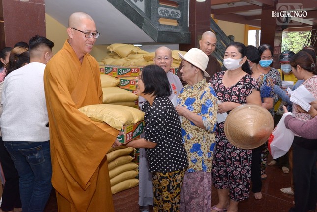 Trao quà tại Việt Nam Quốc Tự Trao quà tại Việt Nam Quốc Tự