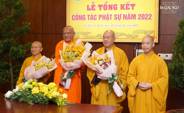 Thượng tọa Thích Quang Thạnh tặng hoa chúc mừng chư tôn đức được suy cử vào Hội đồng Trị sự GHPGVN tại Đại hội IX GHPGVN