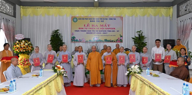 Thành viên Ban Từ thiện – Xã hội nhận quyết định