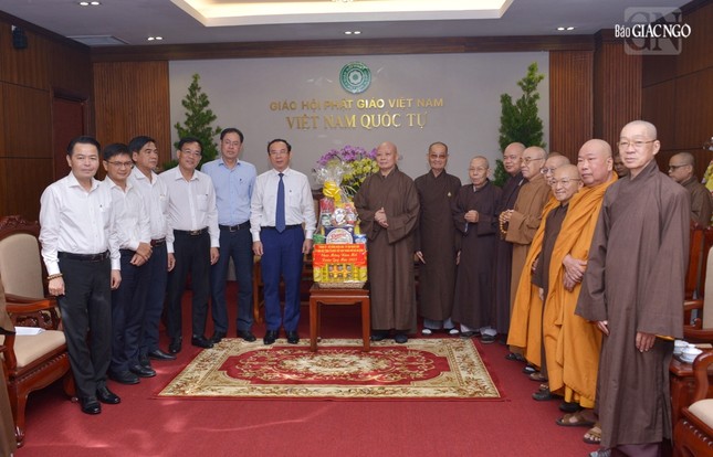 Bí thư Thành ủy TP.HCM Nguyễn Văn Nên chúc mừng Hòa thượng Thích Lệ Trang cùng chư tôn đức Ban Thường trực Ban Trị sự GHPGVN TP.HCM
