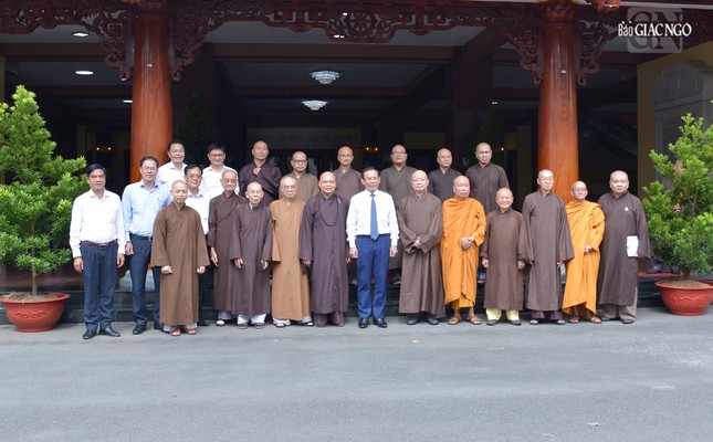 Chụp ảnh lưu niệm tại Việt Nam Quốc Tự