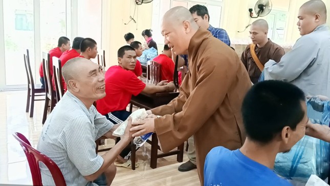 Thượng toạ Thích Thiện Thuận đại diện đoàn trao quà Thượng toạ Thích Thiện Thuận đại diện đoàn trao quà