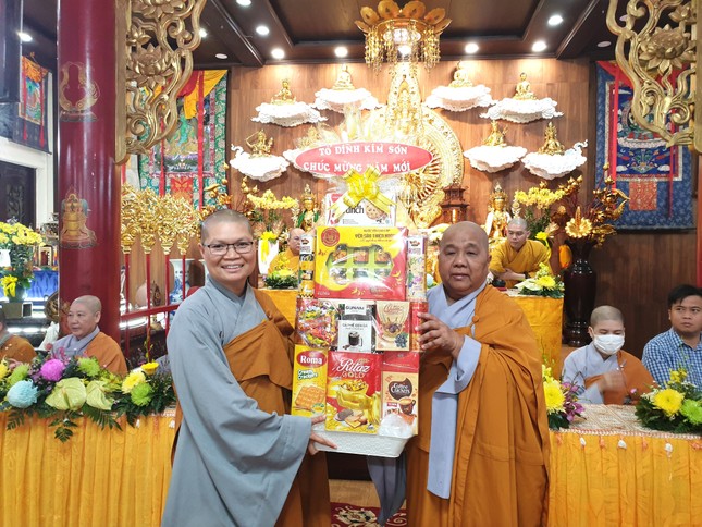 Ni sư Thích nữ Lệ Thuận trao quà chúc mừng Ni sư Thích nữ Lệ Thuận trao quà chúc mừng