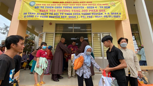 Tặng 300 phần quà Tết “Xuân yêu thương” đến bà con khó khăn - Ảnh: TN