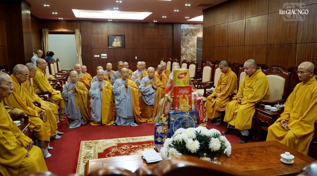 Chư Ni tác bạch đảnh lễ chư tôn đức Ban Thường trực Ban Trị sự GHPGVN TP.HCM