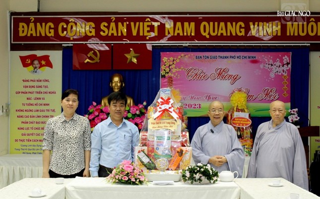 Ông Nguyễn Văn Lượng, đại diện lãnh đạo Ban Tôn giáo TP.HCM tiếp đoàn chư Ni