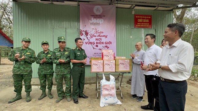 Ni sư Thích nữ Huệ Đức thăm, trao quà tại chốt biên phòng xã Lộc Thịnh