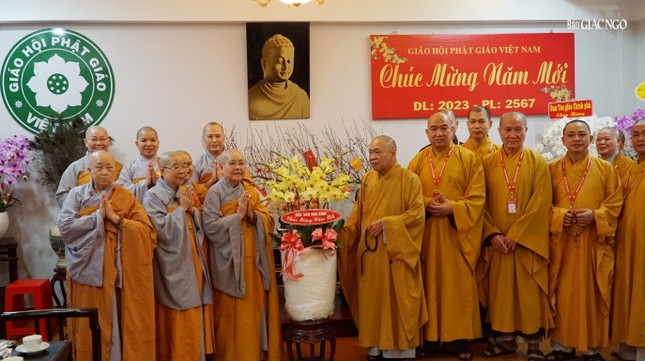 Trao hoa chúc Tết chư tôn đức Hội đồng Trị sự Trao hoa chúc Tết chư tôn đức Hội đồng Trị sự