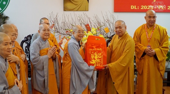 Hòa thượng Thích Thiện Pháp trao quà chúc Tết đến Ni trưởng Thích nữ Nhật Khương Hòa thượng Thích Thiện Pháp trao quà chúc Tết đến Ni trưởng Thích nữ Nhật Khương