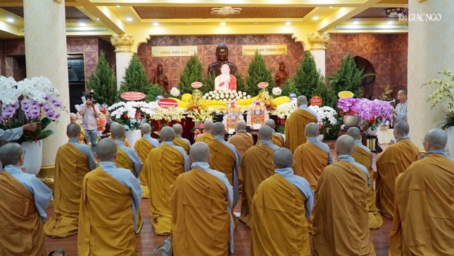 Đảnh lễ Hòa thượng Chủ tịch Hội đồng Trị sự tại chùa Minh Đạo Đảnh lễ Hòa thượng Chủ tịch Hội đồng Trị sự tại chùa Minh Đạo