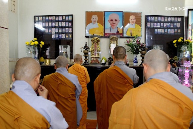 Đảnh lễ Giác linh Ni trưởng Thích nữ Như Châu tại chùa Huệ Lâm - Ảnh: CTV Đảnh lễ Giác linh Ni trưởng Thích nữ Như Châu tại chùa Huệ Lâm - Ảnh: CTV