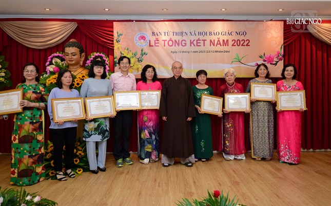 Thành viên Ban Từ thiện - Xã hội báo Giác Ngộ nhận Bằng tuyên dương công đức của Ban Trị sự GHPGVN TP.HCM Thành viên Ban Từ thiện - Xã hội báo Giác Ngộ nhận Bằng tuyên dương công đức của Ban Trị sự GHPGVN TP.HCM