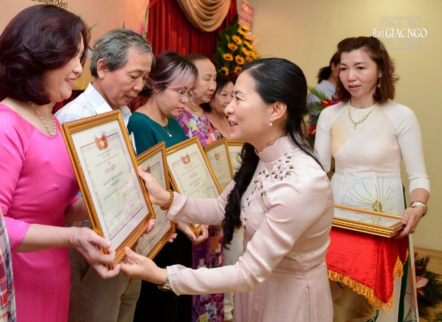 Bà Phan Kiều Thanh Hương trao Bằng khen đến các đơn vị, cá nhân Bà Phan Kiều Thanh Hương trao Bằng khen đến các đơn vị, cá nhân