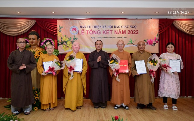 Trao quyết định đến Ban Điều hành Ban Từ thiện - Xã hội báo Giác Ngộ Trao quyết định đến Ban Điều hành Ban Từ thiện - Xã hội báo Giác Ngộ