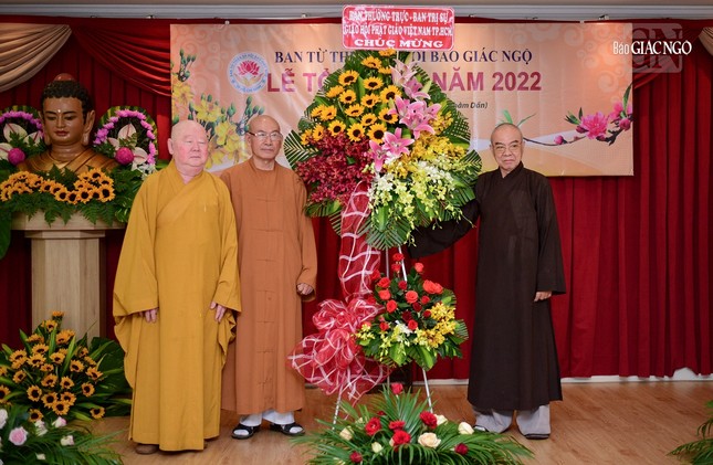 Hòa thượng Thích Nhật Hỷ thay mặt Ban Thường trực Ban Trị sự TP.HCM tặng hoa chúc mừng Hòa thượng Thích Nhật Hỷ thay mặt Ban Thường trực Ban Trị sự TP.HCM tặng hoa chúc mừng