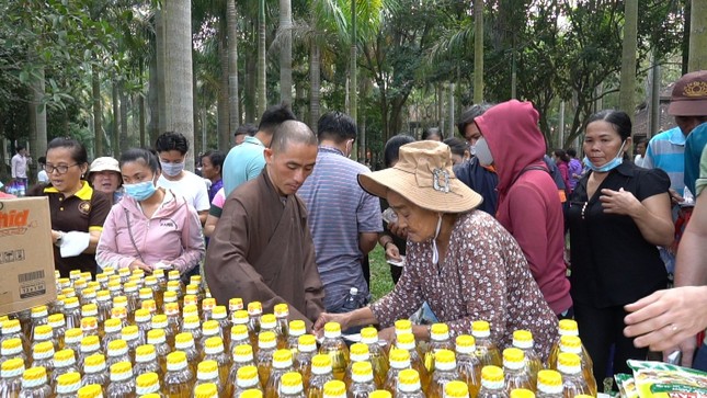 Bà con đi chợ Tết miễn phí