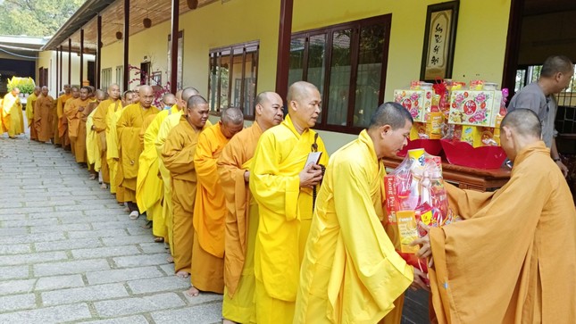 Cúng dường đến tu tập tại núi Thị Vải Cúng dường đến tu tập tại núi Thị Vải