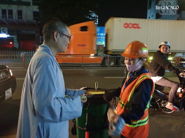 Ni sư Thích nữ Huệ Đức lì xì chúc Tết, trao quà đến chị công nhân vệ sinh vào rạng sáng 26 tháng Chạp