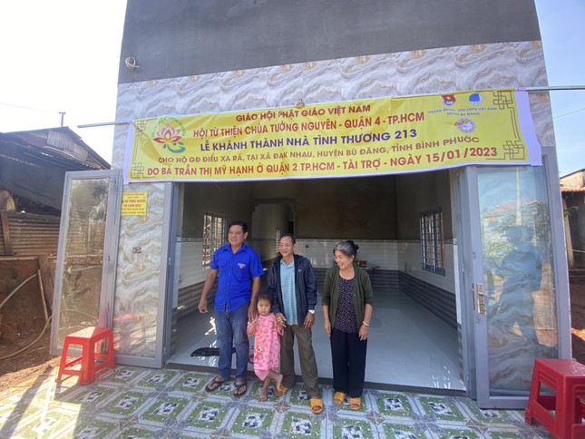 Bàn giao nhà tình thượng đến hộ nghèo