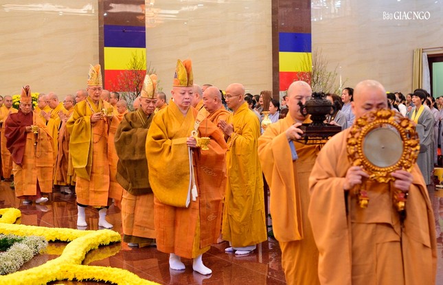 Chư tôn đức đàn chủ thực hiện nghi thức nhiễu đàn