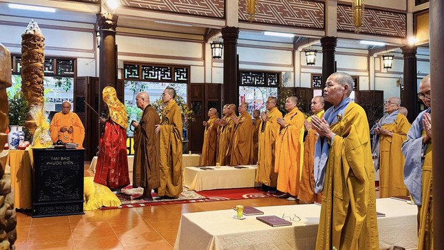 Niêm hương bạch Phật tại chánh điện chùa Long Sơn Niêm hương bạch Phật tại chánh điện chùa Long Sơn