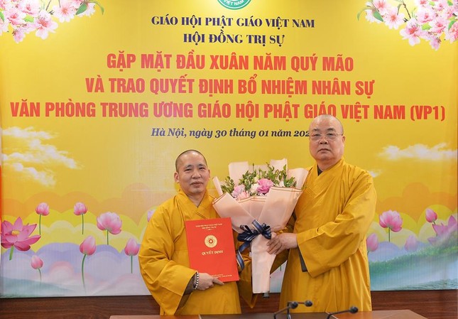 Hòa thượng Thích Thanh Nhiễu trao quyết định bổ nhiệm nhân sự Thượng tọa Thích Thanh Tuấn, Phó Tổng thư ký Hội đồng Trị sự GHPGVN đảm nhiệm chức vụ Chánh văn phòng Trung ương GHPGVN khóa IX, nhiệm kỳ 2022-2027
