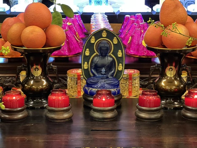 Tôn tượng Đức Phật Dược Sư tại chùa Viên Giác Giác