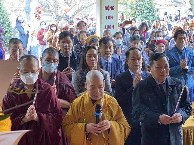 Hòa thượng Thích Bảo Nghiêm niêm hương