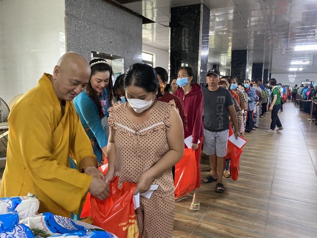 Hòa thượng Thích Huệ Thông trao quà đến bà con khó khăn Hòa thượng Thích Huệ Thông trao quà đến bà con khó khăn