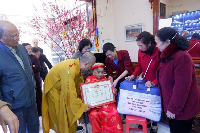 Thượng tọa Thích Quảng Truyền tặng Giấy chúc thọ, quà mừng Thượng tọa Thích Quảng Truyền tặng Giấy chúc thọ, quà mừng