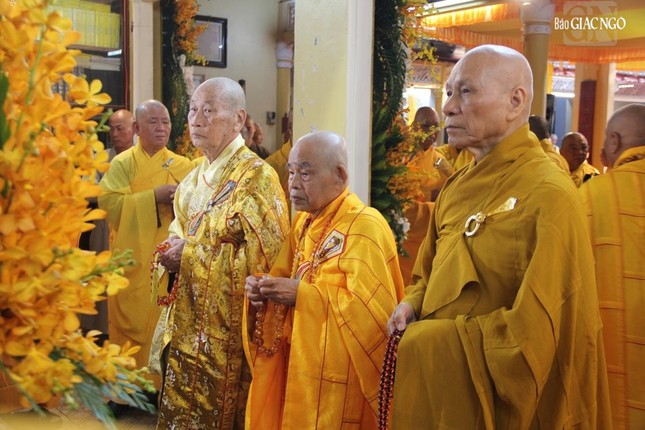 Trưởng lão Hòa thượng Thích Giác Quang, Phó Pháp chủ GHPGVN, cùng chư tôn giáo phẩm Hội đồng Chứng minh GHPGVN