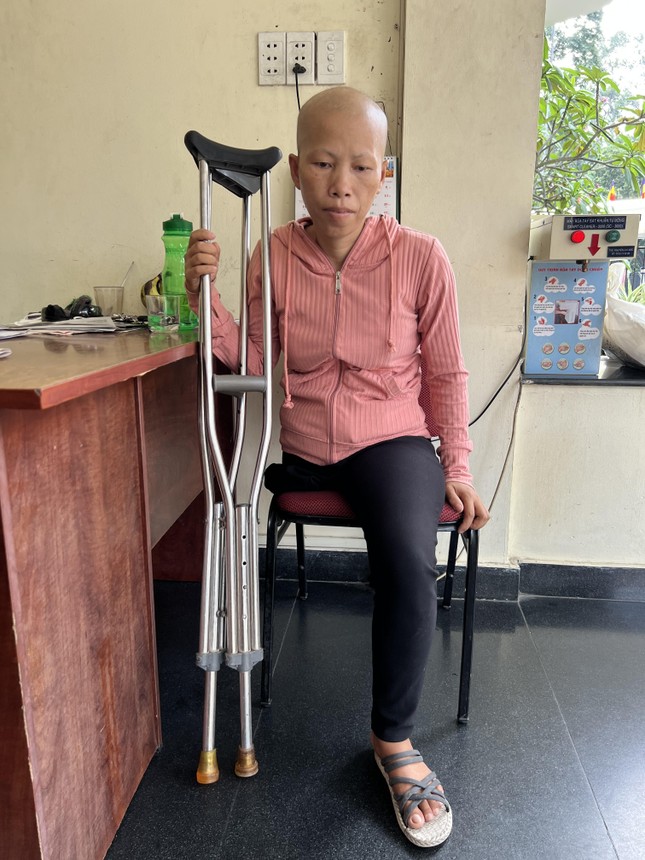 Chị Ly phải tháo khớp chân từ năm 2019 Chị Ly phải tháo khớp chân từ năm 2019