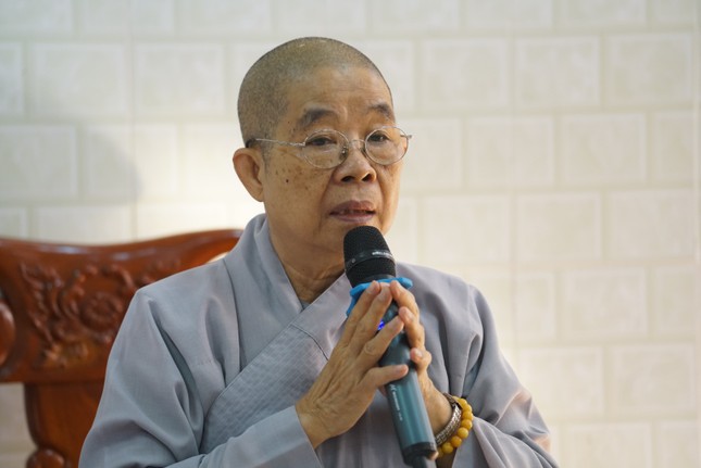 Ni trưởng Thích nữ Nhật Khương chủ trì buổi họp - Ảnh: PBNG