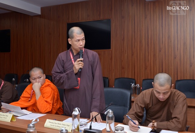 Thượng tọa Thích Thiện Thật báo cáo hoạt động của văn phòng tại buổi họp Thượng tọa Thích Thiện Thật báo cáo hoạt động của văn phòng tại buổi họp