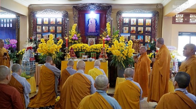 Thành kính đảnh lễ trước hương án Ni trưởng tại Tổ đường chùa Từ Nghiêm Thành kính đảnh lễ trước hương án Ni trưởng tại Tổ đường chùa Từ Nghiêm