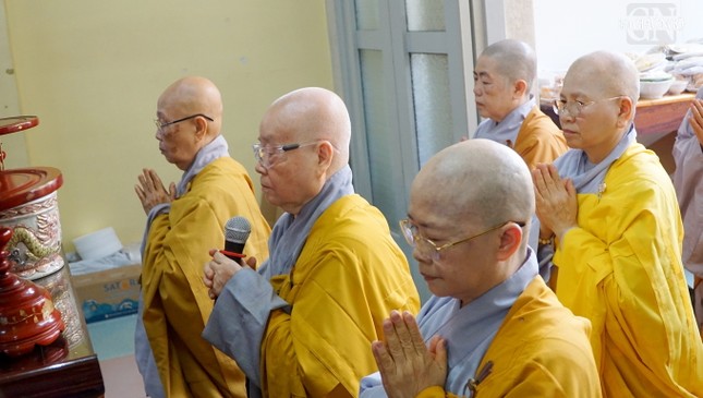 Ni trưởng Thích nữ Như Xuân tác bạch cúng dường Ni trưởng Thích nữ Như Xuân tác bạch cúng dường