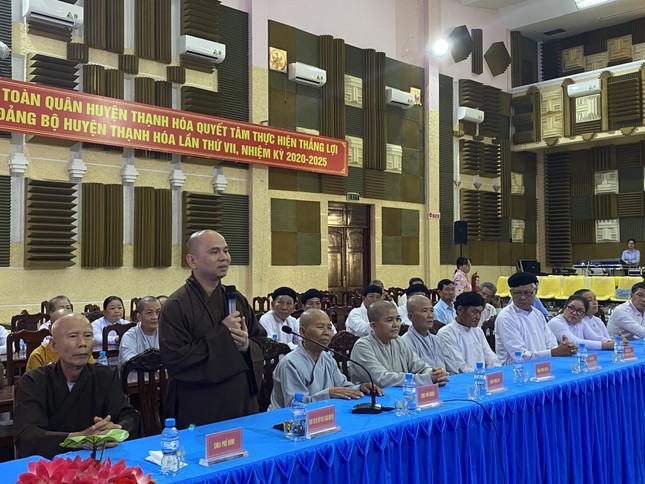 Đại đức Thích Lệ Ngôn phát biểu tại buổi họp mặt