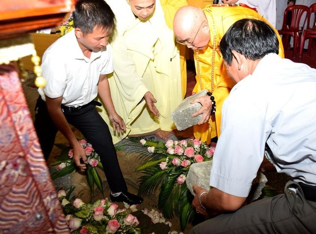 Đặt đá khởi công tái thiết chùa Mai Hà