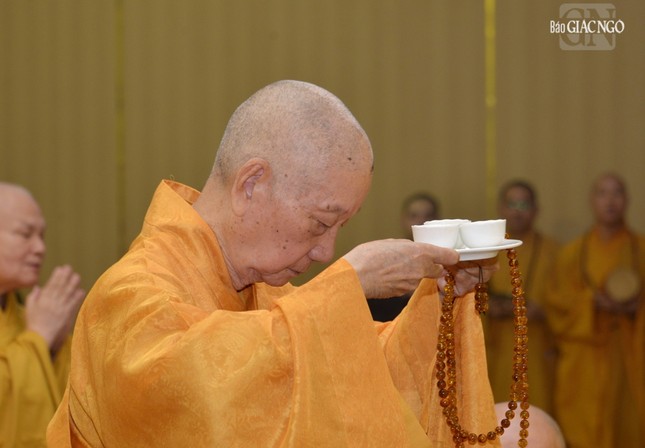 Đức Pháp chủ GHPGVN dâng trà cúng dường