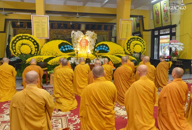 Chư tôn đức thành kính đảnh lễ Giác linh Đại lão Hòa thượng