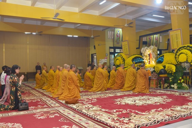 Quang cảnh lễ tưởng niệm tại tổ đình Vĩnh Nghiêm