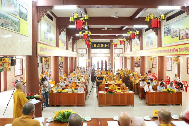 Quang cảnh buổi họp