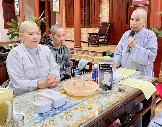 Ni trưởng Thích nữ Thông Mẫn chủ trì buổi họp Ni trưởng Thích nữ Thông Mẫn chủ trì buổi họp