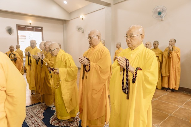 Chư tôn đức niêm hương khánh tạ ngôi Tam bảo hoàn thành trang nghiêm Chư tôn đức niêm hương khánh tạ ngôi Tam bảo hoàn thành trang nghiêm